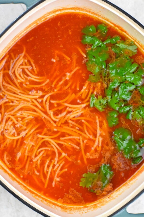 Sopa de Fideo安慰墨西哥汤,面食也没有在一个番茄汤。完美的工作日的晚上吃饭,在30分钟内。